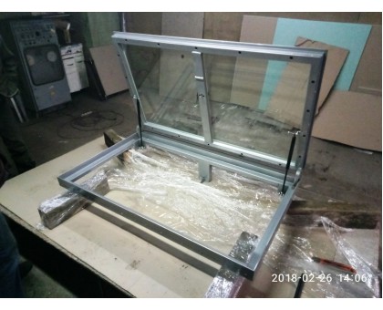 Стеклянный люк в пол на электроприводе GlassCellarTrapDoorElectricDrive